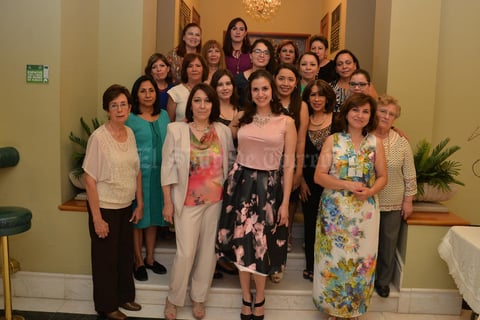 04112016 SE CASA EN BREVE.  Alejandra Máynez en compañía de las invitadas a su despedida.