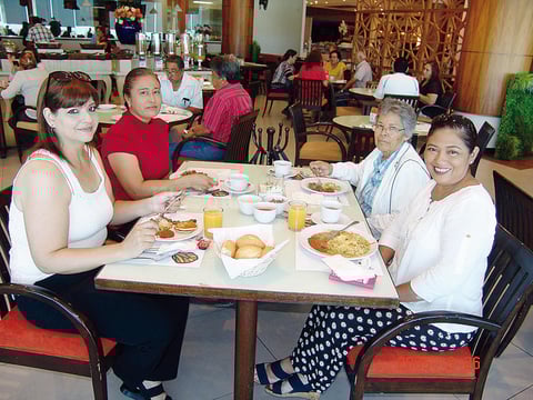 05112016 UN RICO DESAYUNO.  Carolina, Norma, Esther y Cecilia.