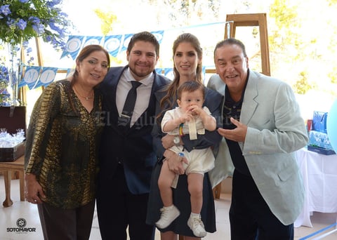 05112016 Ernesto Valenciana Martínez, Mayela Plascencia de Valenciana  y Óscar Valenciana Plascencia acompañados de sus tíos, Carlos López y Gabriela Martínez.