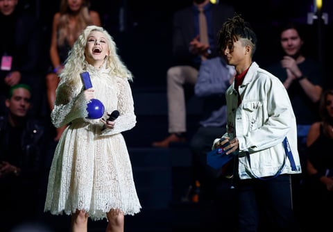 ZaraLarsson recibiendo su premio, a un costado JadenSmith.