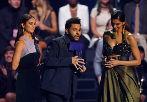 The Weeknd recibiendo uno de los galardones.