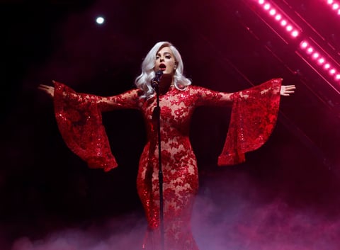 Bebe Rhexa durante su actuación musical.