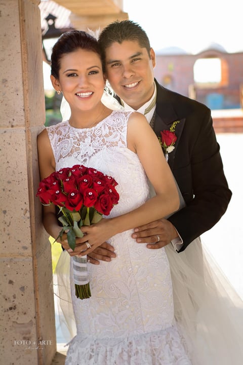 06112016 Rosa Isela y Juan Pablo finalmente llegaron al altar y felices proclamaron sus votos matrimoniales ante Dios. El Arq. Juan Pablo González Carrillo es hijo de Margarita Carrillo Montañéz; Rosa Isela Martínez González es hija de Herminio Martínez Reyes y Alicia González Álvarez. - Foto + Arte Studio.