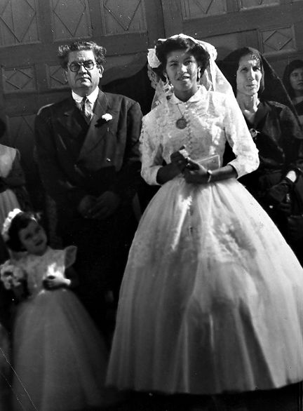 06112016 Srita Juanita Mestas acompañada de sus padres, Sr. Valente Enríquez Ramírez y Sra. Juanita Mestas, el 17 de septiembre de 1953, afuera del Templo de la Virgen de Guadalupe en San Juan de Guadalupe, Durango.