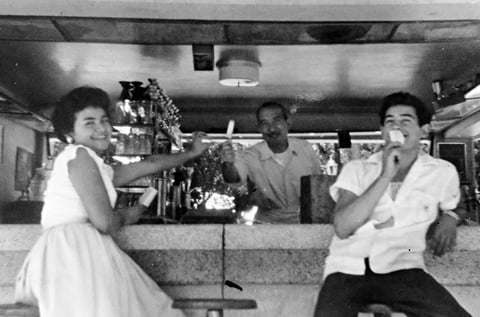 06112016 María de Jesús Oviedo con su esposo, Juan Vicente Méndez Ibarra, en la Alameda en 1955.
