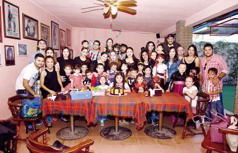 06112016 APAGA SEIS VELITAS.  Una divertida fiesta de disfraces fue organizada en honor de Ximena Sofía para festejar un año más de vida. La acompañaron todas sus amistades cercanas y familiares.