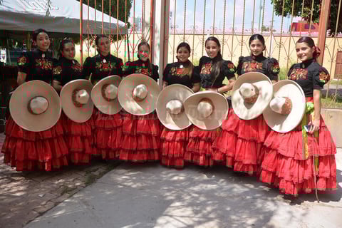 06112016 EN CONCURSO.  Muy guapas un equipo de escaramuzas posaron para la cámara.