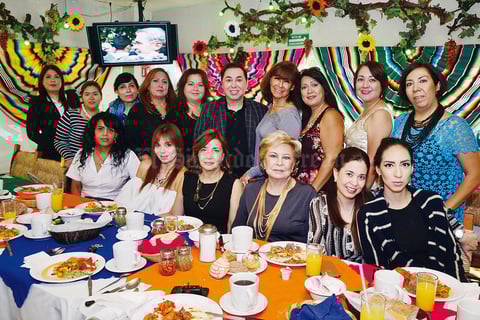 06112016 ¡MUCHAS FELICIDADES!  Múltiples muestras de cariño recibió Manuel Saucedo por su cumpleaños. Lo que festejó en compañía de sus amigas con un desayuno en conocido restaurante de la ciudad.