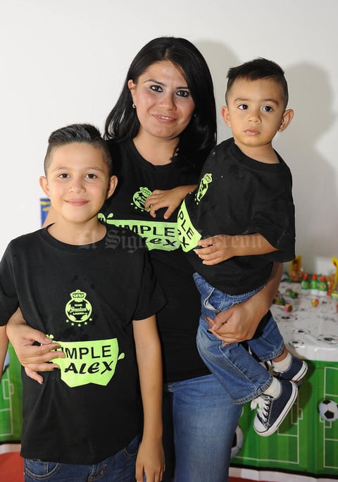 06112016 CELEBRA 9 AñOS DE VIDA.  Alex Hernández González con su mamá, Anais González, y su hermano, Matías.