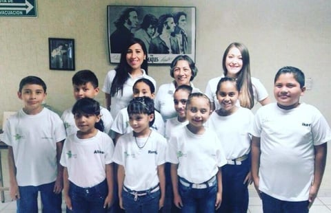 06112016 CELEBRAN PRIMER ANIVERSARIO.  Laura Rodríguez, productora; Carolina Dávila, locutora; Adriana Romo, terapeuta Infantil, y los niños Hectoré, Cristian, Alisson, Renata, Valentina, Daniela, Fernanda, Marian e Iker.