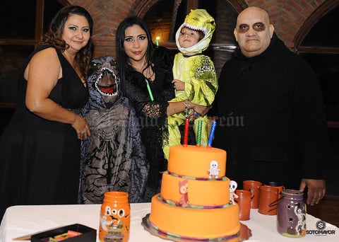 06112016 José Gerardo acompañado de sus papás, Jesús Gerardo Dovalina Romero y Juana Abularach Nevárez, su hermano, Abraham, y su tía, Lizeth Abularach Nevárez.