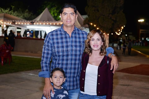 06112016 EN FAMILIA.  Micky, Miguel Ángel y Tania.