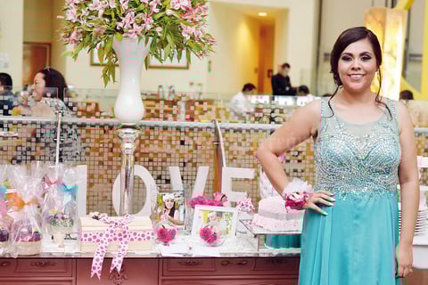 06112016 Melisa Sánchez lució muy contenta en su celebración.