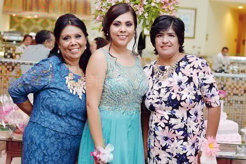 06112016 Las organizadoras con la radiante novia.