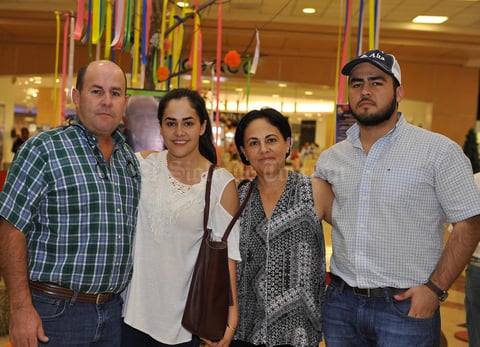 08112016 Margarita con sus hijos: Miguel, Magdalena, Jorge, Adriana y Jaime.