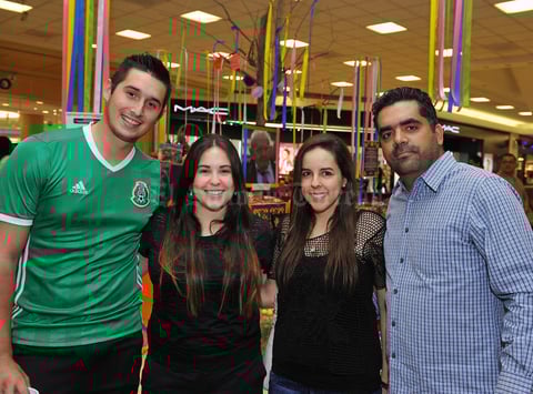 08112016 Keneth, Marie, Adriana y Mariano.