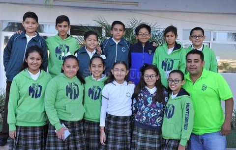 08112016 José Eduardo, Ángela, Horacio, Emilio, Diego, Adrián, Edgar, Francisco, Dariana y Carlos con el Profesor. Ubaldo.