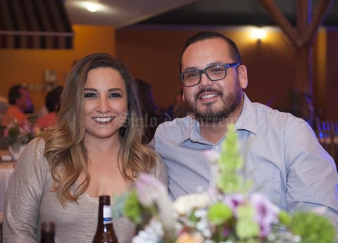 08112016 EN RECIENTE FESTEJO.  Erika y Miguel.