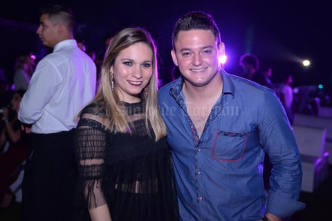08112016 EN UNA PASARELA.  Brenda y Frodo.