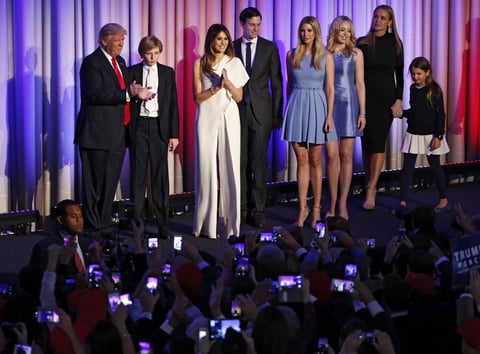 Cerca de las 2:00 de la madrugada, Trump apareció en un mitin en Nueva York en donde dio sus primeras palabras ya como virtual presidente electo.