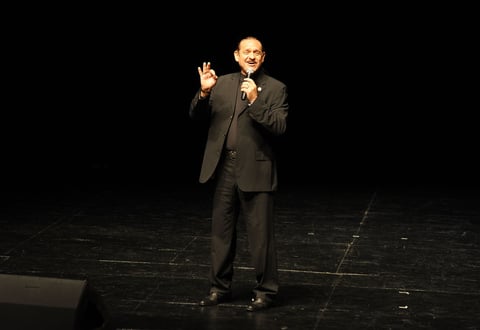 Casi tres mil habitantes de la región disfrutaron del talento de ambos comediantes.