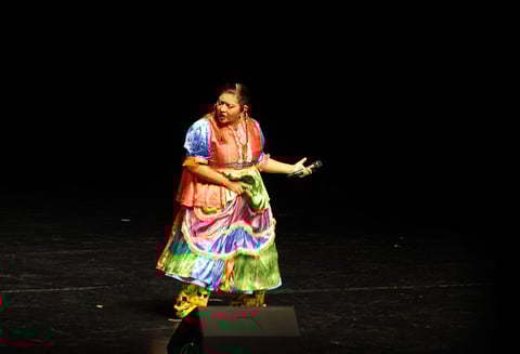 En punto de las 19:00 horas, La india Yuridia salió al escenario. Desde el primer momento que pisó el escenario provocó múltiples carcajadas a los asistentes