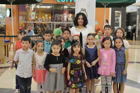 09112016 Alejandra Peña con sus alumnos.