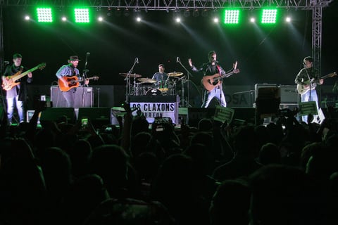 Antes que el mío, Flores en febrero, Personajes y Tú, fueron las canciones que arrancaron la presentación de Los Claxons.