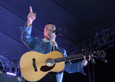 A las 21:15 horas, Juan Solo cantó por más de una hora temas como Instinto mujer de su nuevo disco, titulado Cu4tro, Volvería, Ámame, Serenata y Querido corazón.