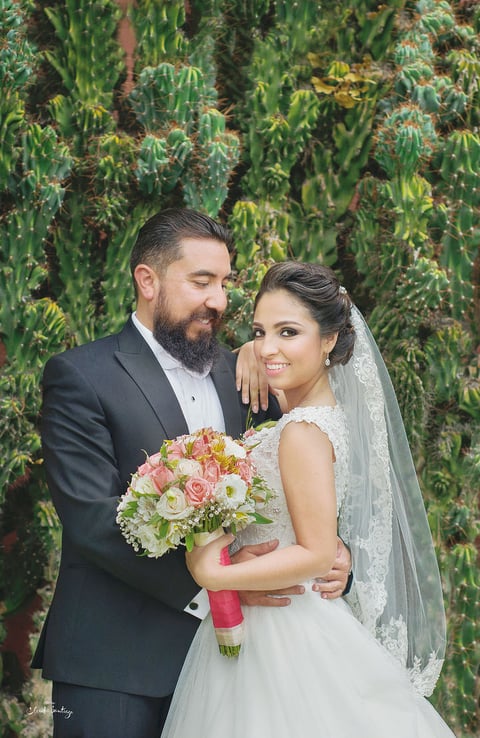 13112016 Unieron sus vidas en sagrado matrimonio la pareja conformada por Javier Nava de la Torre y Mary Gaby Pérez Zorrilla el pasado 22 de octubre en la Parroquia Los Ángeles. Claudia Santiago Fotografía.