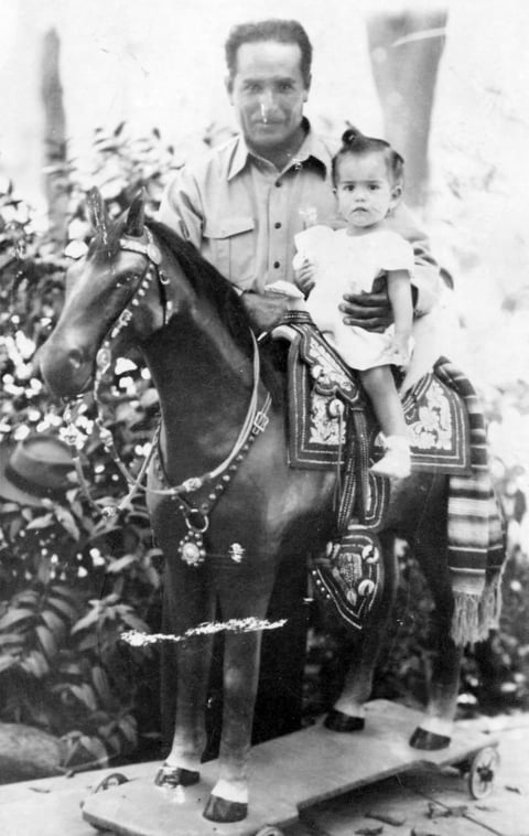 13112016 Sr. Alberto Salas Castillo con su hija, Ana María Salas Hernández, en 1949.