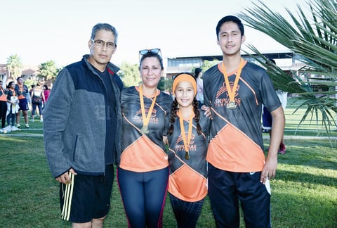 13112016 EN FAMILIA.  Sergio, Natalia, Natalia y Sergio.