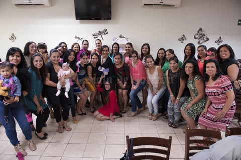 13112016 BABY SHOWER.  Pamela Altamirano de Hernández acompañada de sus amigas.