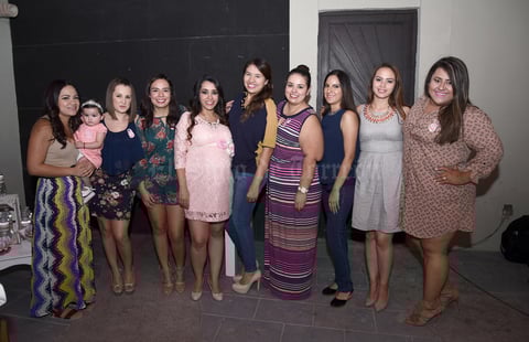 13112016 A PUNTO DE SER MAMá.  Yerelin Galarza con sus amigas Fany, Daniela, Erika, Elena, Nora, Susana, Andrea y Karla, en su baby shower.