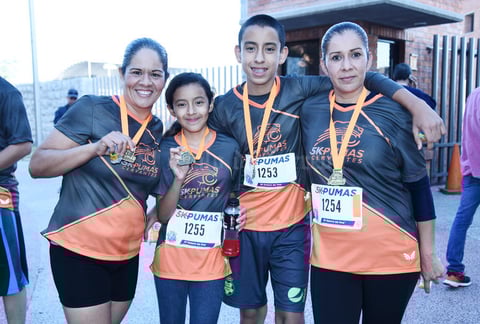 13112016 CORREDORES.  Nadia, Natalia, Jorge y Olga.