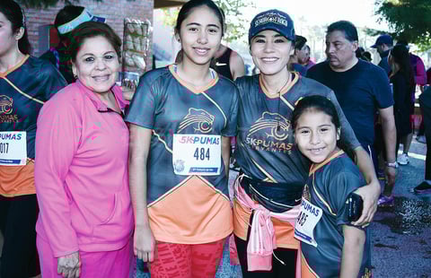 13112016 PARTICIPAN EN CARRERA.  Luisa, Blanca, Sofía y Lupita.
