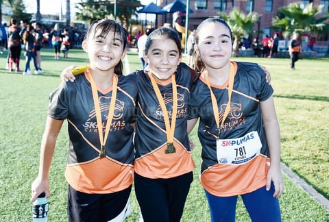 13112016 CRUZAN LA META.  Luciana, María Fernanda y España.