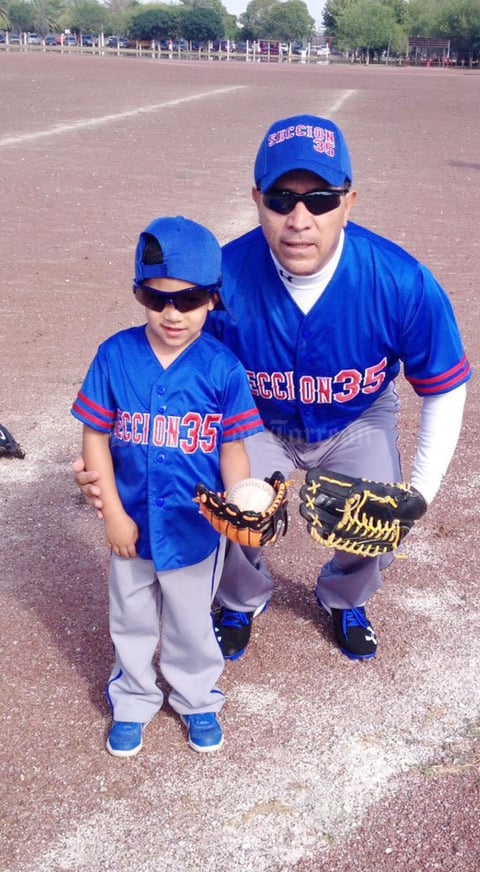 13112016 DEPORTISTAS.  Erik Javier en compañía de su abuelo, Javier Cordero Salazar.