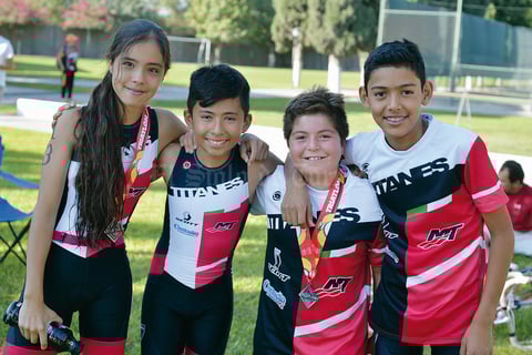 13112016 CUMPLEN SU OBJETIVO.  Valeria, Jesús, Andrés e Isaac.