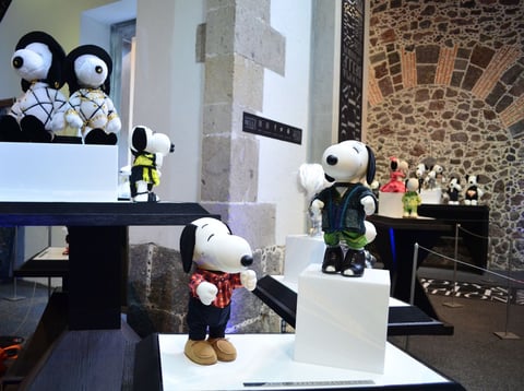 Diversas creaciones de diseñadores son lucidas por Snoopy y Belle.
