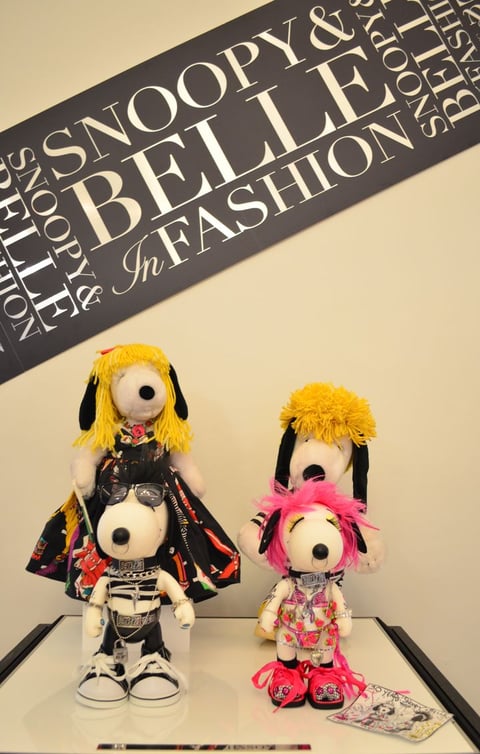 Alocados atuendos de Betsey Johnson forman parte de la exposición.