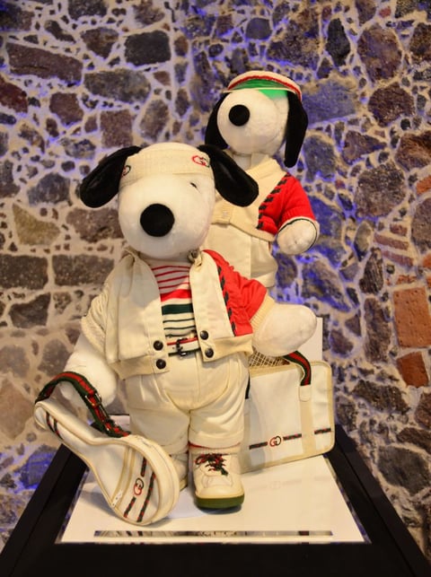 Hasta el 7 de enero, podrás ver a Snoopy y Belle en trajes de Carolina Herrera, Chanel, Diane Von Fürstenberg, Giorgio Armani, Gucci, Zac Posen, Betsey Johson, entre otros.