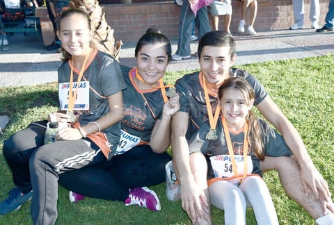 16112016 CORREDORES.  Lorena, Eunice, Gustavo y Heidi.