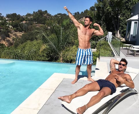 Ricky reveló que para el acto romántico se arrodilló frente a Yosef y "muy nervioso" le mostró una pequeña caja y en vez de preguntarle si se quería casar con él, le dijo que le había comprado "algo".