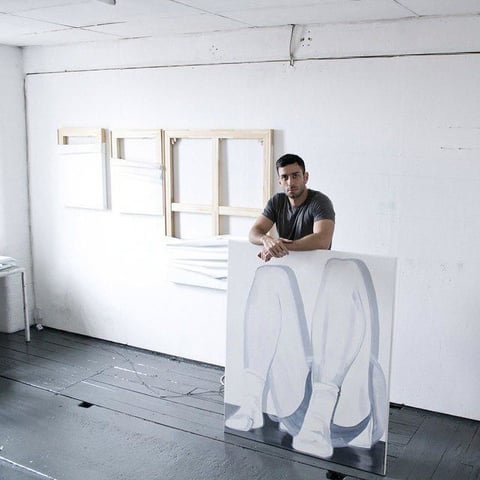 Se graduó de esa institución en 2009 con una licenciatura en Bellas Artes y en 2011 realizó una maestría en Central Saint Martins, en Londres, ciudad donde reside, o al menos lo hacía hasta antes de ser vinculado al cantante.