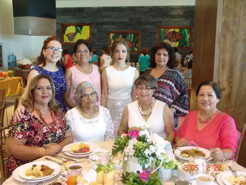 17112016 ACOMPAñAN A PAULINA.  Tere, Paty, Aracely,  Hilda, Hortensia, Dora y Lety, en la despedida de soltera de Paulina González.