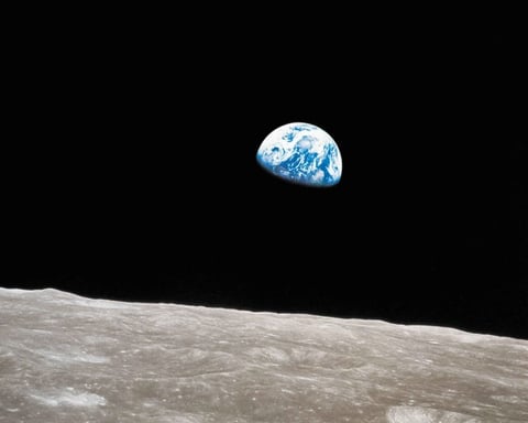 Time incluyó la imagen de Tierra tomada desde la Luna por la NASA.