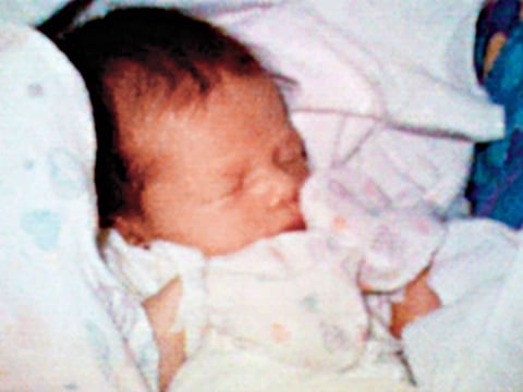 Se incluye la diminuta foto tomada por el ingeniero de software Philippe Kahn de su bebé, tras conectar una cámara digital a un celular en 1997.