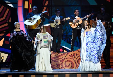 Eugenia León, Tania Libertad y Guadalupe Pineda de Las Tres Grande, cantaron Mi Canto Viene del Sur.