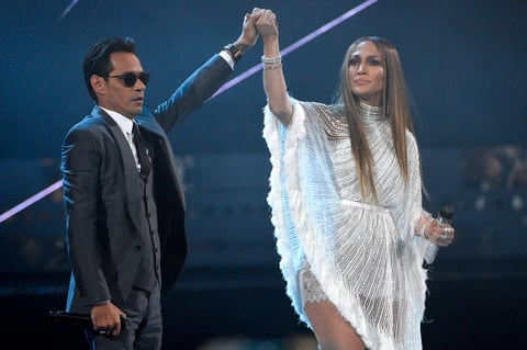 Marc Anthony y Jennifer Lopez interpretaron Olvídame y pega la vuelta.
